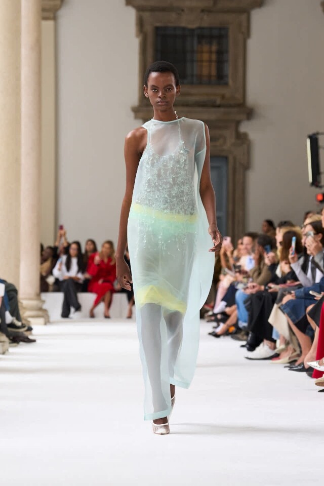 Sportmax 2025 春夏系列探索極簡之美!透明高踭鞋、水桶袋風格吸睛,新作融合流蘇元素打造感性魅力! Sportmax 2025 春夏系列探索極簡之美!透明高踭鞋、水桶袋風格吸睛,新作融合流蘇元素打造感性魅力!