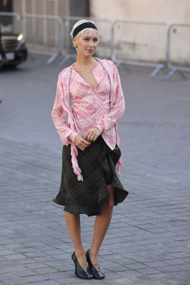 模特兒 Iris Law 是誰?除了是 Judy Law 的女兒,亦是最具個人穿搭風格的「星二代」 模特兒 Iris Law 是誰?除了是 Judy Law 的女兒,亦是最具個人穿搭風格的「星二代」