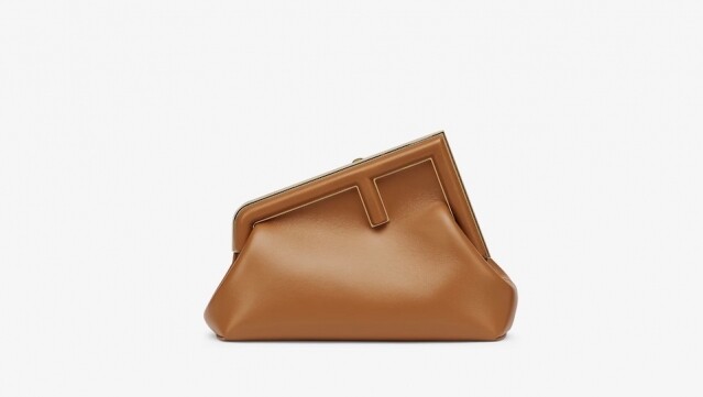 2024 要入手一款 Clutch Bag！Rihanna、Hailey Bieber 等女星也悄悄掀起熱潮，推介多款極具設計感的手拿包