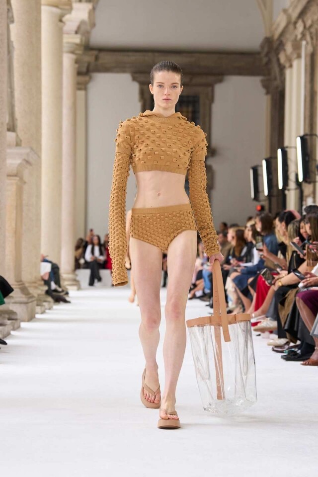 Sportmax 2025 春夏系列探索極簡之美!透明高踭鞋、水桶袋風格吸睛,新作融合流蘇元素打造感性魅力! Sportmax 2025 春夏系列探索極簡之美!透明高踭鞋、水桶袋風格吸睛,新作融合流蘇元素打造感性魅力!
