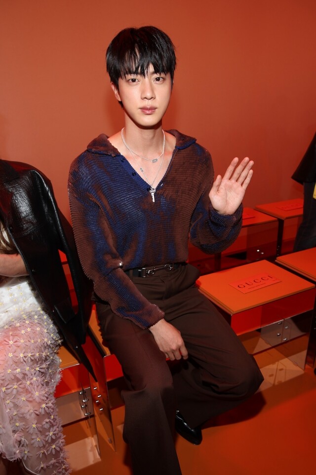 BTS Jin 首度亮相 Gucci 時裝秀獨家照放送!Jin 帥氣現身米蘭時裝週,引來大批粉絲在場外等候 BTS Jin 首度亮相 Gucci 時裝秀獨家照放送!Jin 帥氣現身米蘭時裝週,引來大批粉絲在場外等候