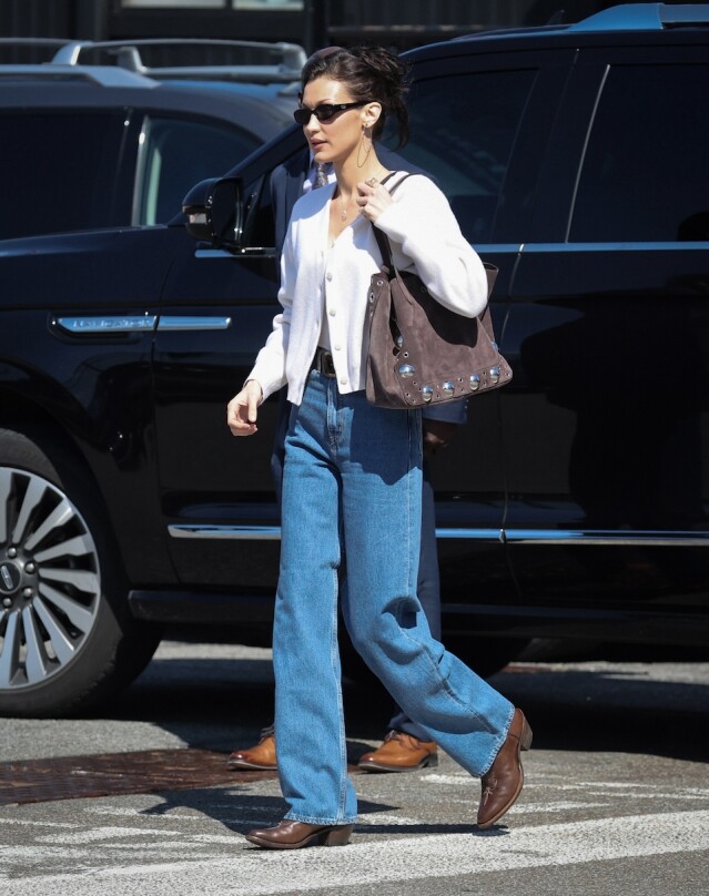 誰說麂皮手袋只限於秋冬出現？穿搭女皇 Bella Hadid 以 Valentino 麂皮流蘇袋穿出時尚感！