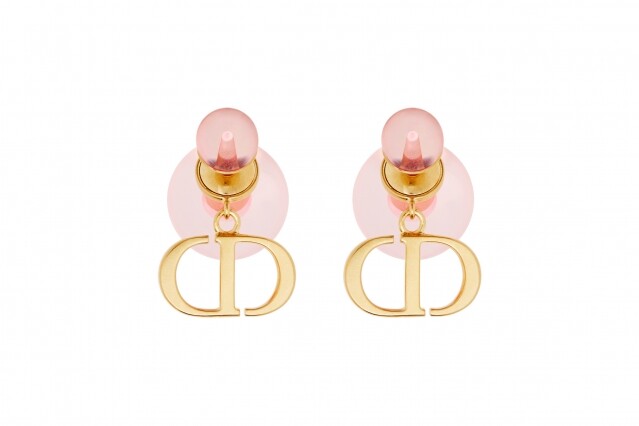 Dior Tribales 淺粉紅色透明樹脂珠連 CD 吊飾耳環 $4,700 Dior Tribales 淺粉紅色透明樹脂珠連 CD 吊飾耳環 $4,700