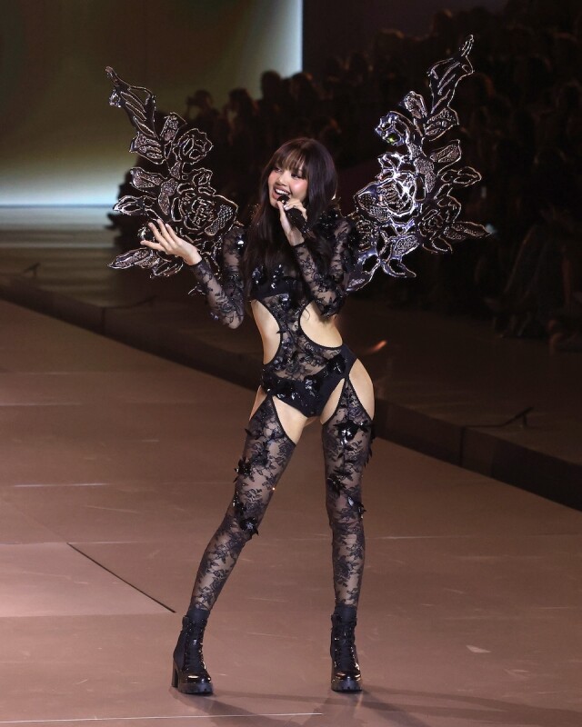 Lisa 以 3 套性感造型首登 Victoria’s Secret 舞台！由電單車女郎到天使打扮，造型絕不輸維密天使