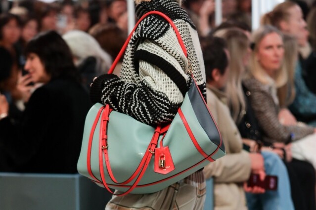 Louis Vuitton 全新 Express 手袋登場，致敬品牌的旅行藝術！與 Speedy 手袋淵源深厚、品牌大使 Emma Stone、鄭浩妍率先演繹