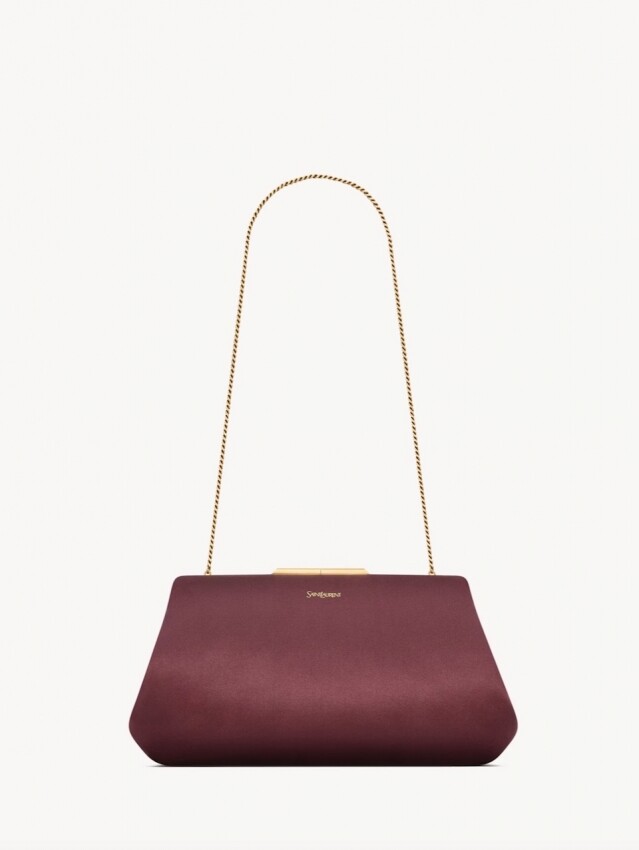 2024 要入手一款 Clutch Bag！Rihanna、Hailey Bieber 等女星也悄悄掀起熱潮，推介多款極具設計感的手拿包