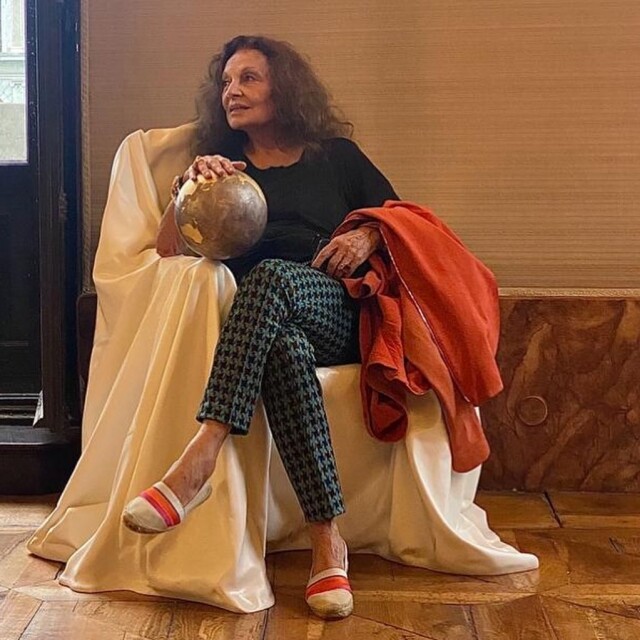 Diane Von Furstenberg 曾嫁德國王子、成就無數的設計師!優雅 Wrap Dress 揚名時裝界、高峰時期大賣數百萬件! Diane Von Furstenberg 曾嫁德國王子、成就無數的設計師!優雅 Wrap Dress 揚名時裝界、高峰時期大賣數百萬件!