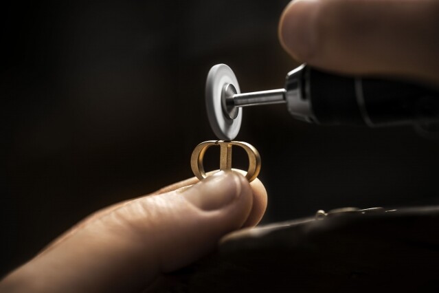 Dior Tribules 透明耳環採用意大利佛羅倫薩製造的透明樹脂製成