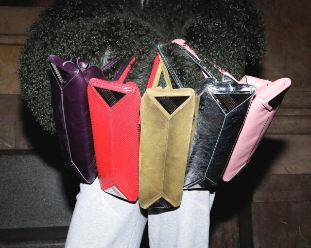 今年「It Bag 黑馬」是 The Attico 這款不規則包！Kylie Jenner 也在用，到底有何魅力？