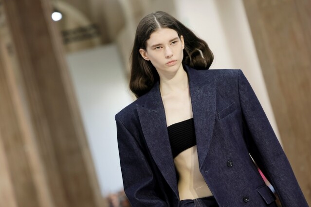 Sportmax 2025 秋冬系列踏上一段過去、現在與未來的探索之旅!重新探索奢華風格,化繁為簡打造實用現代衣櫥 Sportmax 2025 秋冬系列踏上一段過去、現在與未來的探索之旅!重新探索奢華風格,化繁為簡打造實用現代衣櫥
