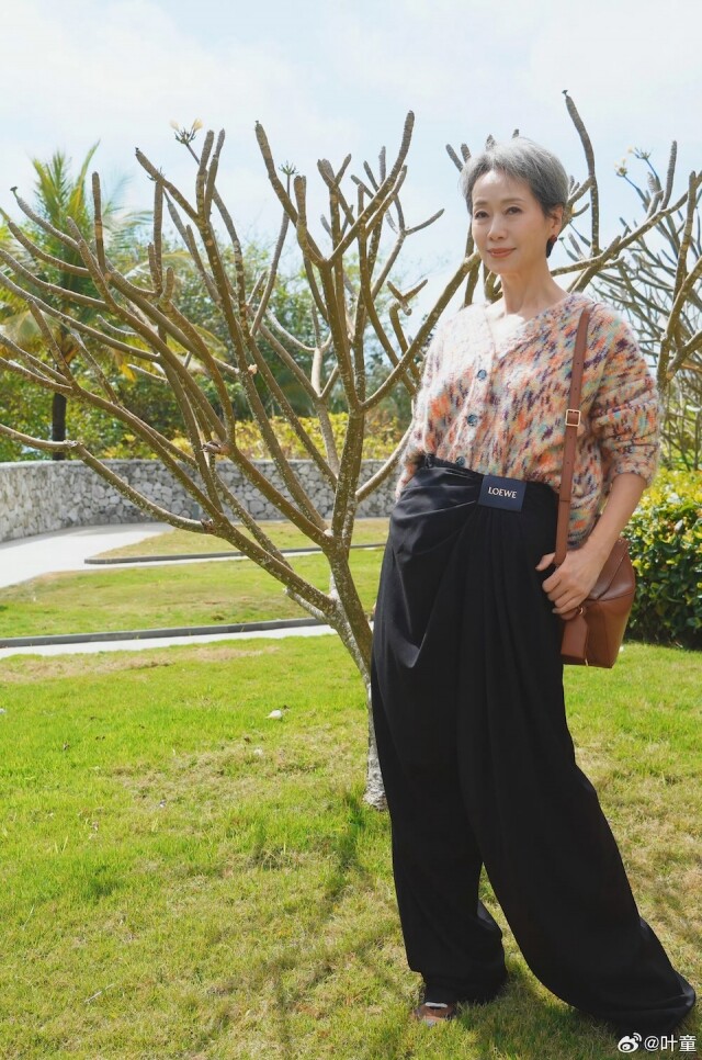 Loewe 大熱皺摺外套、長褲男女通殺!由人氣明星率先示範,演繹皺摺時尚的率性魅力! Loewe 大熱皺摺外套、長褲男女通殺!由人氣明星率先示範,演繹皺摺時尚的率性魅力!