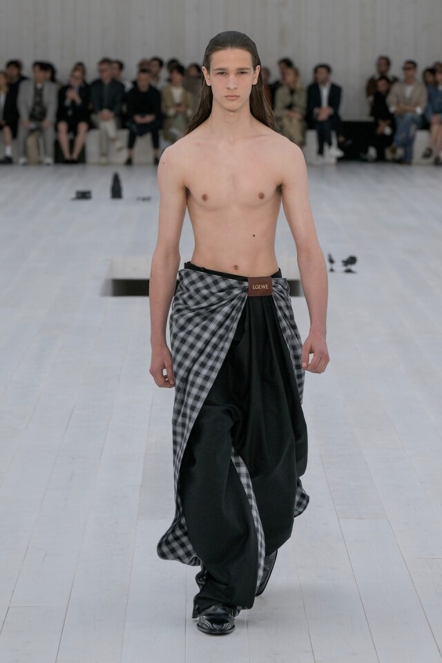 Loewe 大熱皺摺外套、長褲男女通殺!由人氣明星率先示範,演繹皺摺時尚的率性魅力! Loewe 大熱皺摺外套、長褲男女通殺!由人氣明星率先示範,演繹皺摺時尚的率性魅力!