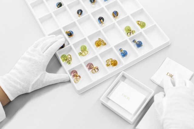 Dior Tribules 透明耳環今季推出了透明淺粉紅色、淺藍色、螢光橙色和螢光黃色 Dior Tribules 透明耳環今季推出了透明淺粉紅色、淺藍色、螢光橙色和螢光黃色