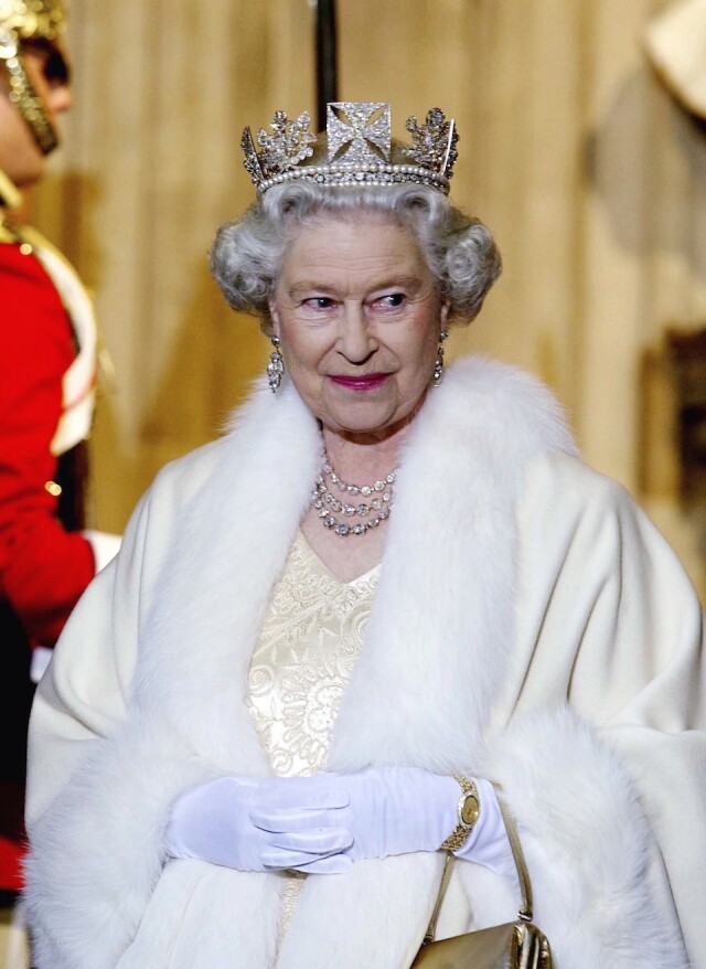 英國皇室對皇冠的戴法非常講究