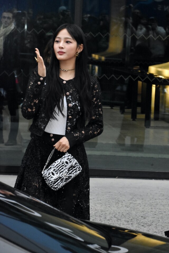 獨家美照曝光!New Jeans 成員 Minji 首次出席 Chanel 2024 巴黎春夏高訂大秀,舉手投足引在場粉絲哄動 獨家美照曝光!New Jeans 成員 Minji 首次出席 Chanel 2024 巴黎春夏高訂大秀,舉手投足引在場粉絲哄動