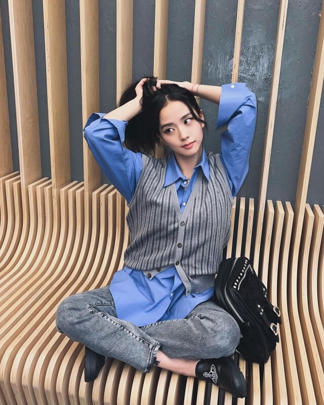 15+ 女生旅行鬆弛感自然拍照姿勢大全！跟著韓星學自然不做作打卡 Pose