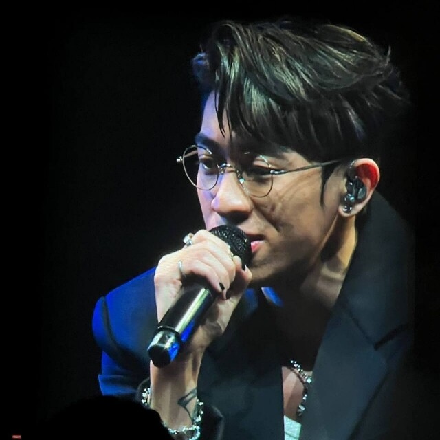 時尚寵兒 Tyson Yoshi 爆肌造型獲網民封「樂壇金球獎」！眼鏡文青風也能完美駕馭