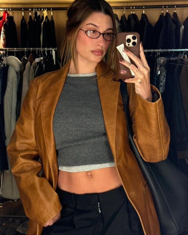 Hailey Bieber 示範摩卡色穿搭 Hailey Bieber 示範摩卡色穿搭