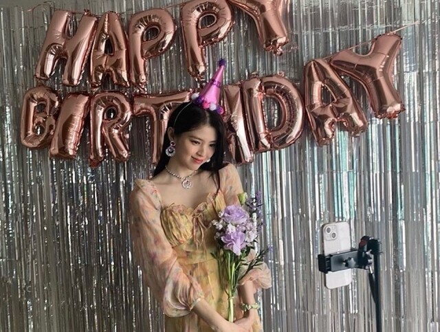 韓劇女神韓韶禧慶祝 27 歲生日時戴著韓國 Daiso 玩具飾物 韓劇女神韓韶禧慶祝 27 歲生日時戴著韓國 Daiso 玩具飾物