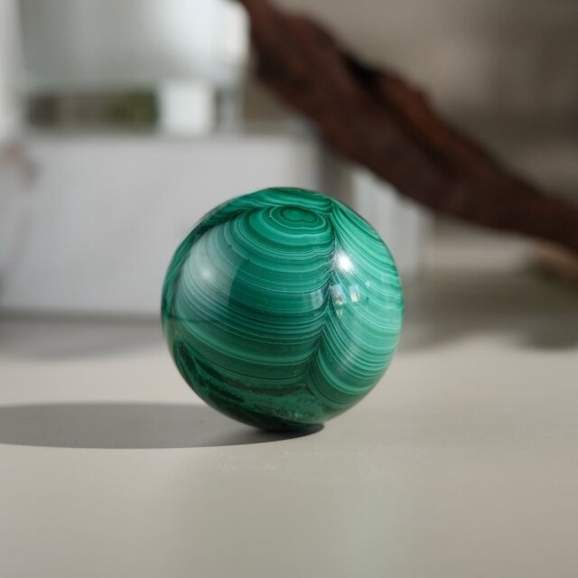 孔雀石為何深受珠寶品牌喜愛？不但擁有高貴獨特的外貌，孔雀石功效還能安撫情緒，讓人感受到愛與幸運