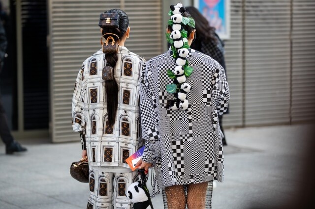 印度時尚姊妹花 Snehal & Jyoti Babani 的創意頭飾超吸睛！將 LV 手袋、Chanel 鈕扣戴上頭，打造浮誇華麗造型！