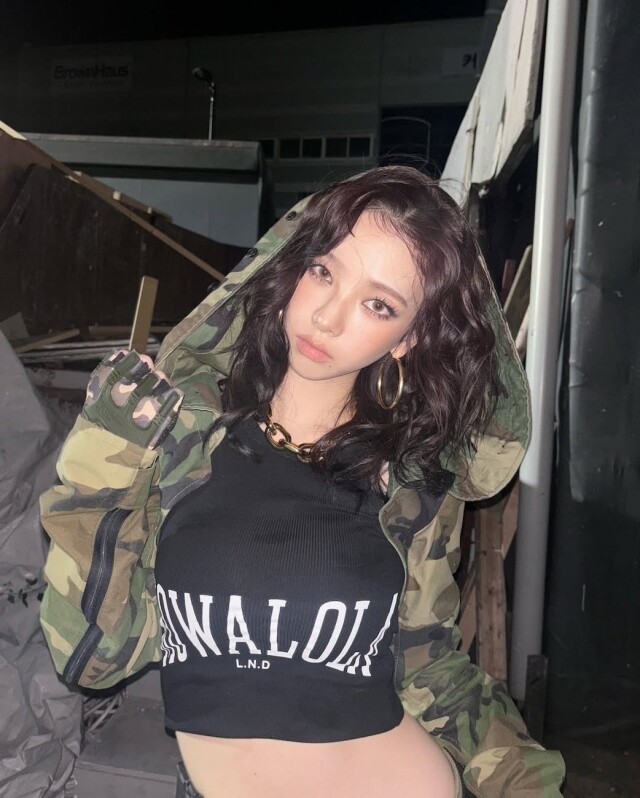 迷彩圖案穿搭回歸得太突然！當你還在跟上豹紋熱潮時，時尚達人已換上了迷彩長褲穿搭