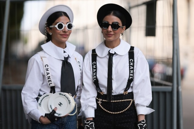 印度時尚姊妹花 Snehal & Jyoti Babani 的創意頭飾超吸睛！將 LV 手袋、Chanel 鈕扣戴上頭，打造浮誇華麗造型！