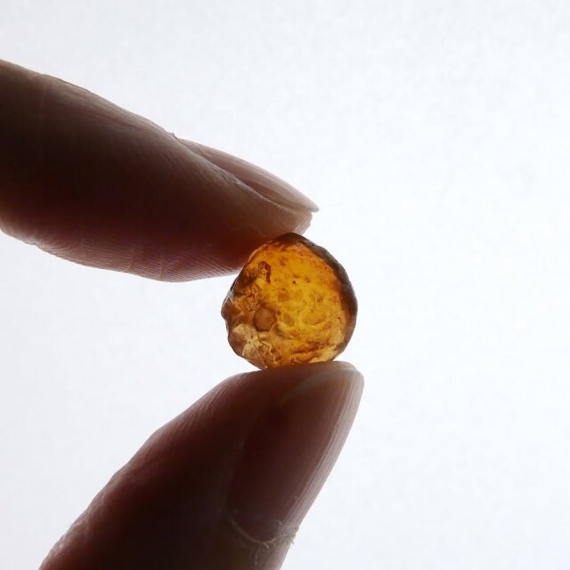 鋯石跟鑽石如何分辨？鋯石功效大公開，象徵幸運與愛情，非常適合等待姻緣的單身人士佩戴