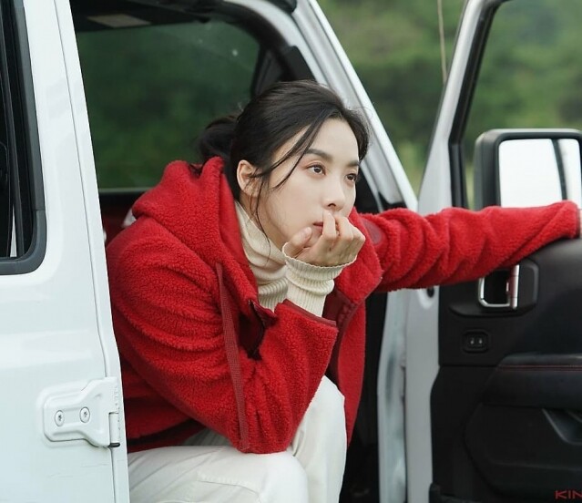 《絕世 KOL》的清冷系美人李清娥是「前女友專業戶」？戲外風格超反差、私底下是熱愛街頭運動風的波鞋控！