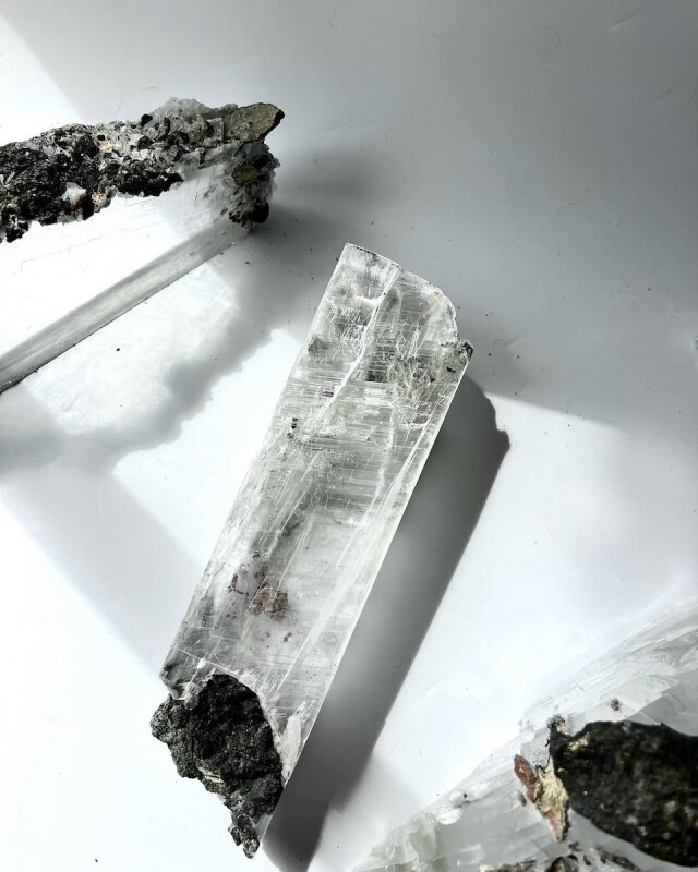 透石膏功效大公開 | 兼備靈性與美學，能有助深層睡眠，佩戴時還有什麼要注意？