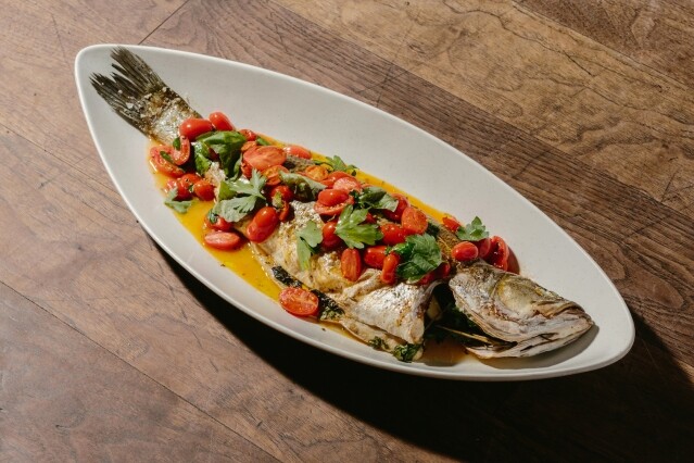 名為 Acqua Pazza 的烤焗鱸魚為餐廳招牌菜