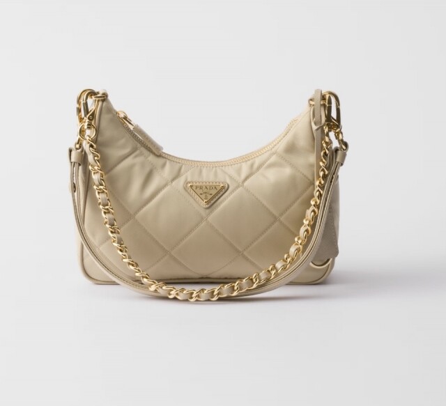 Prada Re-Nylon 全新手袋系列上架!韓國女星 Karina、Sana 和 Somi 都鍾愛這款經典百搭的 Prada 尼龍袋 Prada Re-Nylon 全新手袋系列上架!韓國女星 Karina、Sana 和 Somi 都鍾愛這款經典百搭的 Prada 尼龍袋
