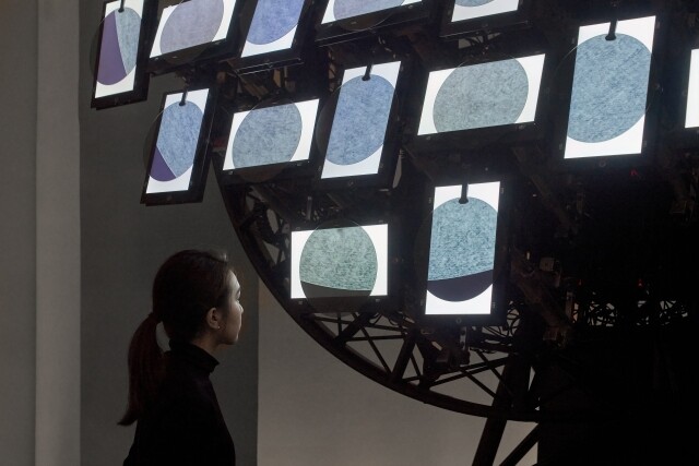 許方華在《月逝無聲》展覽中透過科學和藝術角度呈現月亮不同我面貌