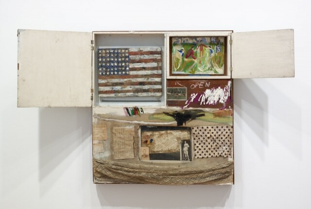 在 Robert Rauschenberg 的作品《Short Circuit. 1955》中可找到 Jasper Johns 的經典美國旗。 在 Robert Rauschenberg 的作品《Short Circuit. 1955》中可找到 Jasper Johns 的經典美國旗。