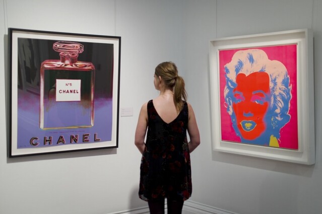 Pop art 大師 Andy Warhol 可以說是融合藝術與商業的佼佼者。 Pop art 大師 Andy Warhol 可以說是融合藝術與商業的佼佼者。