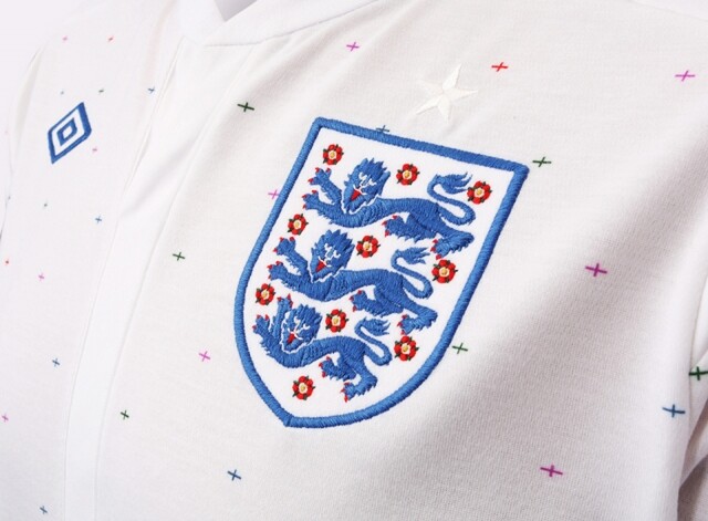 4. 變身時裝設計師 Umbro England Football Shirt 說到英國的城市曼徹斯特,我們會想起三件事:工廠、音樂和足球。Peter 生於西北部城市,一生跟音樂的關係密切,原來他跟足球也有緣份。2000 年時,英格蘭國家足球隊的球衣贊助商仍是英國運動品牌 Umbro(現已被美國品牌 Nike 所奪去),請來 Peter 重新為國家隊設計主場球衣,使他由平面設計師越界變成時裝設計師。接下這工作只得少於一星期籌備時間,Peter 沒有作出翻天覆地的大改動,因白色是英格蘭的主場顏色,他不能更改,於是從細節著眼,跟 Umbro 多番周旋,最終用上了肩膊繡上大量微型 St George 十字架的設計,Peter 簡單一句回應:「無錯,這是很簡約;無錯,這是很謹慎,但它依然意味著重大意義。」 4. 變身時裝設計師 Umbro England Football Shirt 說到英國的城市曼徹斯特,我們會想起三件事:工廠、音樂和足球。Peter 生於西北部城市,一生跟音樂的關係密切,原來他跟足球也有緣份。2000 年時,英格蘭國家足球隊的球衣贊助商仍是英國運動品牌 Umbro(現已被美國品牌 Nike 所奪去),請來 Peter 重新為國家隊設計主場球衣,使他由平面設計師越界變成時裝設計師。接下這工作只得少於一星期籌備時間,Peter 沒有作出翻天覆地的大改動,因白色是英格蘭的主場顏色,他不能更改,於是從細節著眼,跟 Umbro 多番周旋,最終用上了肩膊繡上大量微型 St George 十字架的設計,Peter 簡單一句回應:「無錯,這是很簡約;無錯,這是很謹慎,但它依然意味著重大意義。」