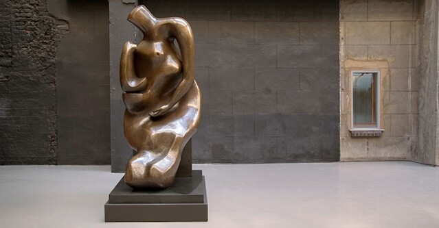 透過 Burberry 認識英倫藝術大師 Henry Moore 透過 Burberry 認識英倫藝術大師 Henry Moore