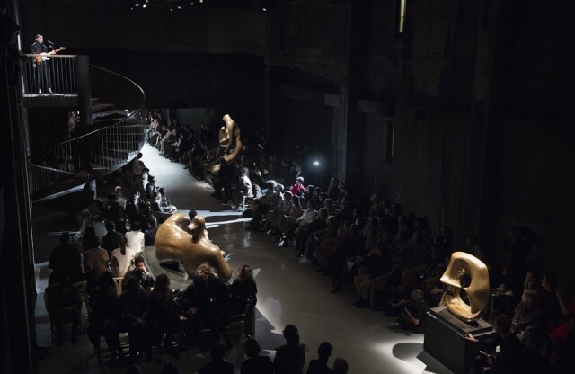 Henry Moore 的巨型雕塑放置於時裝 show 會場，與模特兒身上的衣服互相呼應。