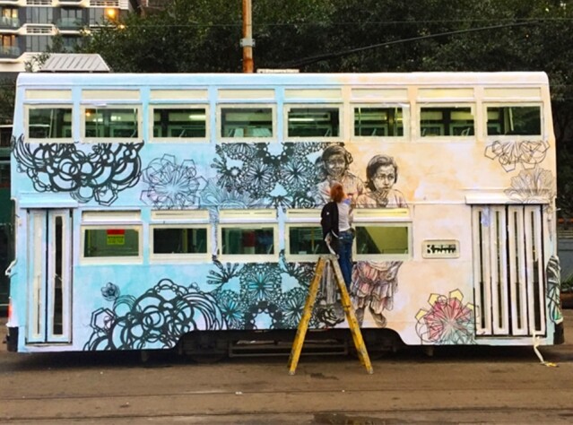 藝術電車 Hong Kong Contemporary Art (HOCA) 與另一非牟利機構HKWalls邀請紐約藝術家 Swoon 合作帶來流動作品。編號 170 的電車車身畫上Swoon最擅長的街頭肖像，並由即日起至3月30日每天於港島區石塘咀和筲箕灣行駛。http://hoca.org/en/
