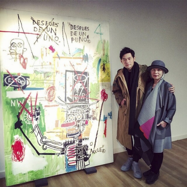 周杰倫與母親葉惠美站在 Basquiat 巨型畫作前拍照。
