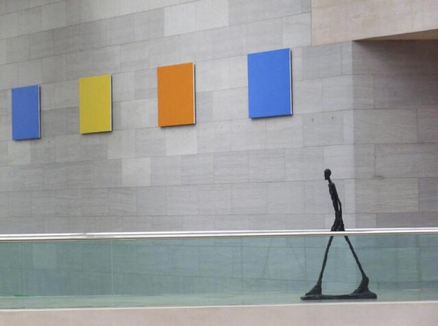 在周杰倫的臉書上超現實主義藝術家 Alberto Giacometti 的雕塑曝光率亦很高