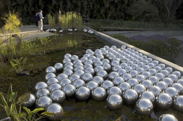 草間彌生名正言順地以這個名為《自戀庭園》的銀球裝置作品代表日本參展。