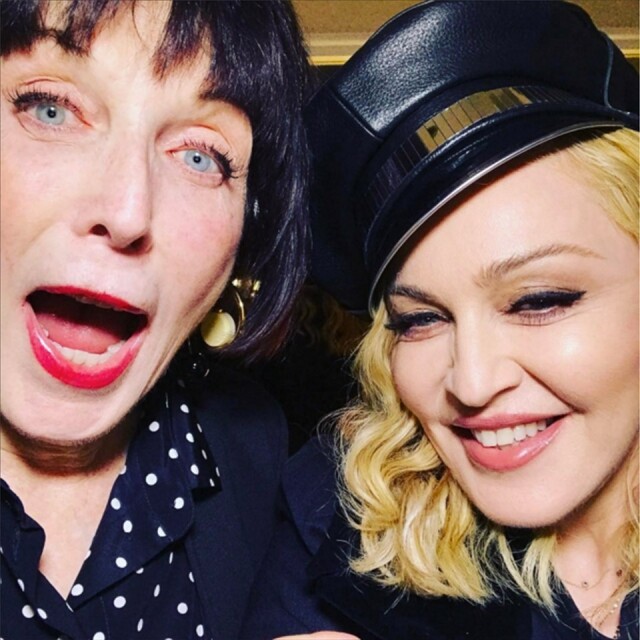 活動開始前 Madonna 與藝術家 Marilyn Minter 玩自拍將合照上載到社交媒體，並附上 "2 BAD Feminists" 標題。