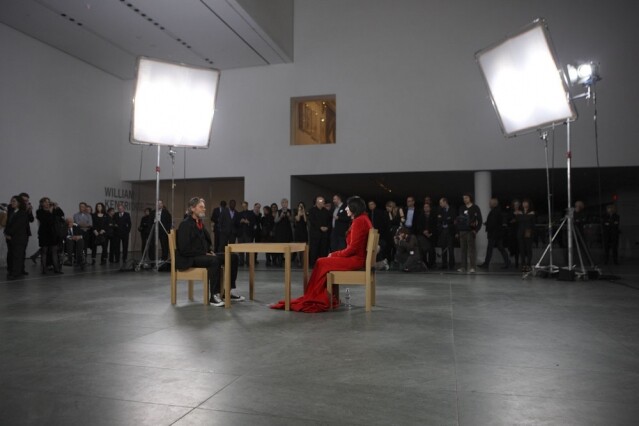 Marina Abramović 在紐約 MoMA 舉行大型回顧展《The Artist is Present》，其中最經典項目為展覽開放時，