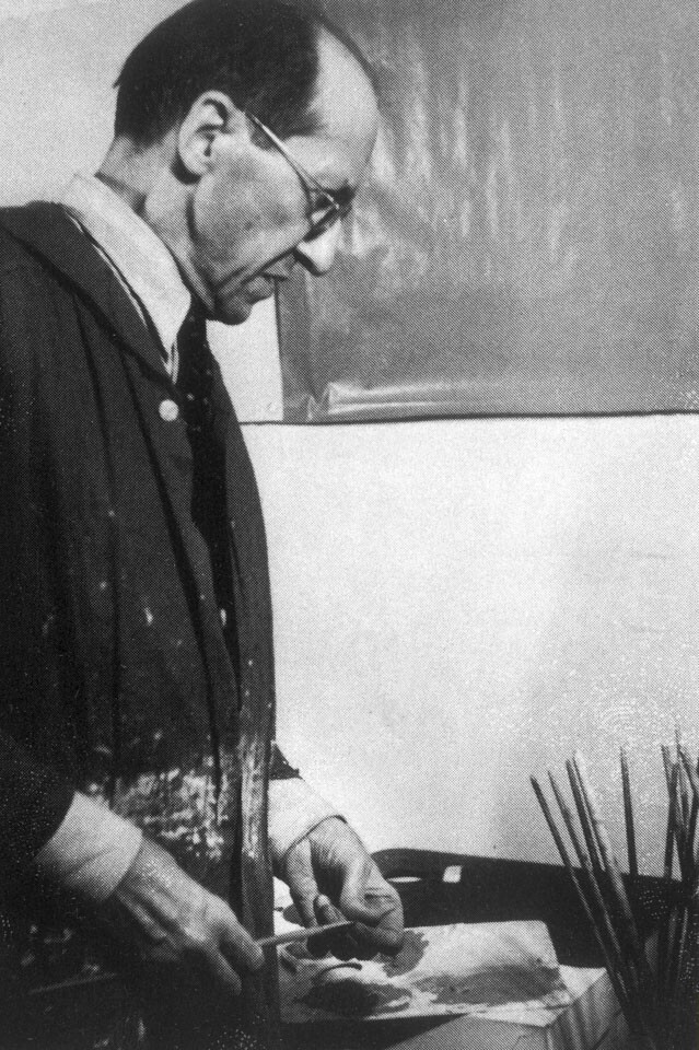 在 1912 年當 Piet Mondrian 搬到巴黎生活時開始創作加入立體主義元素的幾何圖案作品