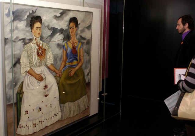 Frida Kahlo 創作了《The Two Fridas》，畫中有兩個 Frida