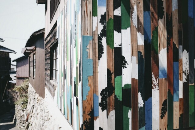 藝術家在男木島路旁與民家的外牆上塗上藝術色彩