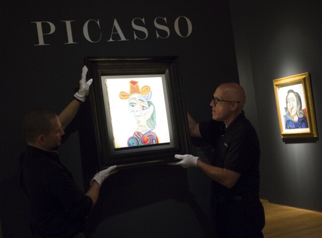 畢加索多幅以 Dora Marr 為主角的肖像畫均為人津津樂道，當中包括《Buste de Femme》（女人半身像)、《Portrait de Femme（Dora Marr）》及《Dora Maar au Chat》等等，作品以大膽創新的語言風格，並透過扭曲抽象的面容和不同的色彩來表達 Dora Marr 的獨特個性，以及畢加索對她的愛慕。
