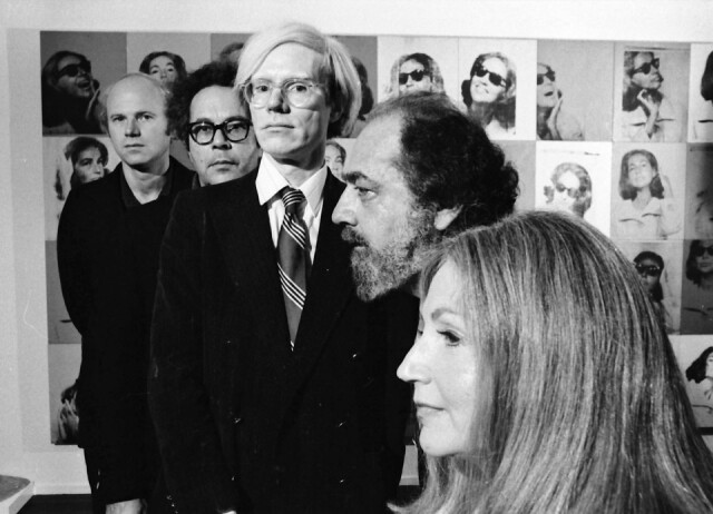 說起 1960 年代於美國紐約興起的 pop art 藝術運動（此運動其實源於英國），大部分人都聯想起大師 Andy Warhol，但當年積極參與並推廣普普藝術概念的，還有 Roy Lichtenstein（1923-1997）、Tom Wesselman（1931-2004）、 Claes Oldenburg(於1929年出生)，以及於剛剛於今年 3 月 31 日去世的 James Rosenquist（於 1933 年出生），他們同樣深受 Jasper Johns 及 Robert Rauschenberg 推行的理念所啟發，採用日常生活中的既有圖像透過批判性手法回應當時美國社會和文化的現象，他們取靈感於大眾文化例如廣告和漫畫的通俗元素，複製成藝術品的主題圖像，成就了影響至今的精彩 pop art 藝術。 圖為 James Rosenquist（左）、雕塑家 George Segal （左一）、Andy Warhol以及著名藏家 Skull 夫婦。