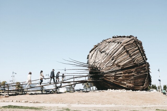 林舜龍的作品「種子船」樹立在高松港口